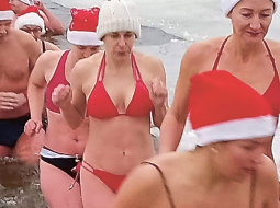Ziemas peldētāja Gunita Nagle (baltajā cepurītē) nāk laukā no Lielupes.
Foto no privātā arhīva