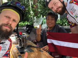 Latvieši Bangkokā ar šuvēju, kura uzšuva Latvijas karogu, jo puiši to bija aizmirsuši Rīgā.
Foto no privātā arhīva