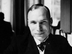 Edgars Dunsdorfs Latvijas Universitātes studentu virtuvē Rīgā. 1938. gads. Fotogrāfs nezināms. Jaņa Rozentāla Saldus vēstures un mākslas muzeja krājums