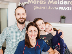Māra Meldere ar vīru Reini un meitām 
Elzu un Martu.
Foto — Ieva Salmane