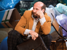 Tiesneša un pilsētas domes Likumības komisijas vadītāja Ļapkina-Tjapkina lomā Mārtiņš Brūveris.
Foto — Kristaps Kalns