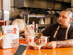 Rikijam Lopesam no Sanfrancisko pieder četri restorāni. Tikai viens no tiem ir tradicionāla ēstuve ar ēdamzāli un galdiņiem, bet pārējie trīs darbojas virtuāli.
Foto — The New York Times