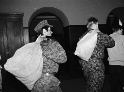 LPSR Augstākās Padomes drošības dienesta vīri 1991.gadā ienes parlamentā VDK izņemtos dokumentus. Foto: Uldis Briedis