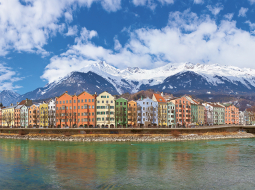 Insbrukas panorāma ar kalniem fonā.
Foto — Shutterstock