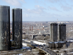 Daudzfunkcionālais komplekss "Z-Towers" (pa kreisi) un daudzstāvu dzīvojamo ēku "Filozofu rezidence" komplekss.  Foto: Edijs Pālens, LETA