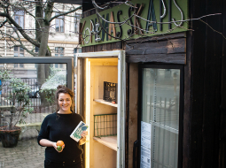 «Kad aizbraucu Ziemassvētku brīvdienās, ieliku skapī pienu, augļus un dārzeņus, kas citādi būtu sabojājušies,» stāsta Beatrise. «Vienreiz izmantoju olas. Biju pēc darba plānojusi cept kūku, taisījos iet uz lielveikalu pakaļ sastāvdaļām, bet — kāpēc nepaņemt no ledusskapja? Kūka iznāca laba.»
Foto — Ieva Salmane