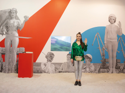 Māksliniece Ieva Balode pie savas videoinstalācijas, kas ir kā feministiska pasaka.
Foto — Didzis Grodzs