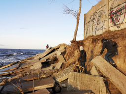 Lai nokļūtu līdz molam, Daugavgrīvas pludmalē jārāpjas pāri sagruvušiem betona stiprinājumiem, zem kuriem jūra izskalojusi krastu.
Foto — Rolands Tjarve
