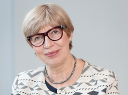 Kārina Pētersone: «Šo autobiogrāfiju izlasīt ir vērtīgi, jo visi esam nobažījusies par ceļu, kādu ASV uzņēmušas.»
Foto — Ieva Salmane