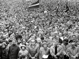 Tautas manifestācijā 1988. gada 7. oktobrī Mežaparkā pirms Latvijas Tautas frontes dibināšanas plecu pie pleca atradās gan topošās kustības nākamie līderi, LNNK un citu radikālāku organizāciju runasvīri, gan kompartijas vadītāji un pat VDK amatpersonas.
Foto — Latvijas Tautas frontes muzejs