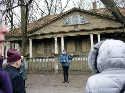 Aivaram Jakovičam sāp sirds par vietām, kas pazūd vienkārši nolaidības dēļ. Piemēram, Bloka muiža, kas tagad stāv pamesta, aiznaglotiem logiem. Par to Jakovičs apņēmies pacīnīties, rakstīs vēstuli pašvaldībai. Pārgājiena beigās pie viņa pienāk kāda sieviete un sola palīdzēt.
Foto — Kristīne Madjare