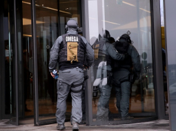 Valsts policijas pretterorisma vienības "Omega" pārstāvji ierodas likvidējamajā "ABLV Bank" centrālā ēkā Skantes ielā 7, kur KNAB darbinieki veica kratīšanas. Foto: Sintija Zandersone, LETA