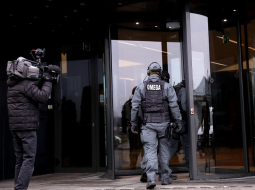 Valsts policijas pretterorisma vienības "Omega" pārstāvji ierodas likvidējamajā "ABLV Bank" centrālā ēkā Skantes ielā 7, kur Korupcijas novēršanas un apkarošanas biroja darbinieki veic neatliekamās procesuālās darbības. Foto: Sintija Zandersone, LETA