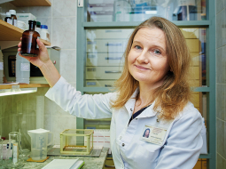 Tikai 20% aptieku Latvijā nav iesaistītas lielajās ķēdēs un nepieder zāļu vairumtirgotājiem — arī Dzirciema aptieka, kuras īpašniece Sigita Čulkstena vada Latvijas Brīvo farmaceitu apvienību.
Foto — Edmunds Brencis