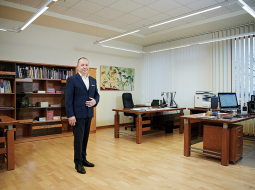 «Mums patiesībā ir speciāls kolēģis, kurš cenšas izprast, kā cilvēks attīstās un kādi jauninājumi ir jāievieš. Birojs ir ilglaicīga investīcija. Ja šodien kaut ko mainām, ir ļoti svarīgi noķert īsto sajūtu, kas būs nepieciešams arī nākotnē.»
Foto — Edmunds Brencis