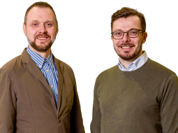 No kreisās:
Aldis Balodis, SIA Riga Parket dibinātājs, un Mārtiņš Eglītis, līdzīpašnieks un izpilddirektors.
Foto — Gints Ivuškāns