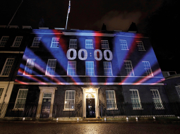 Digitālais pulkstenis uz britu premjera rezidences Dauningstrītā 10 Londonā mūra rāda nulli — tas bija 31. janvāra pulksten 23, kad Apvienotā Karaliste oficiāli izstājās no Eiropas Savienības.
Foto — AFP/LETA