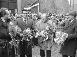 1990. gada 27. februārī «vecā vara» vēl paspēja pacelt sarkanbaltsarkano karogu virs Augstākās padomes — priekšvēlēšanu cīņas karstumā. 
Attēlā: AP priekšsēdētāja vietnieks Imants Daudišs (pa kreisi), AP priekšsēdētājs Anatolijs Gorbunovs, zinātnieks Jānis Stradiņš, Ministru padomes priekšsēdētājs Vilnis Bresis.
Foto — Gunārs Janaitis