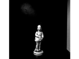 Reiz uz Tērbatas ielas bija brīnišķīgas dāmas pārvaldīts antikvariāts. Biju ieradis tur iegriezties un Andrai uzmeklēt visādus neparastus brīnumus. Šo porcelāna lellīti pamanīju uzreiz — tā bija ļoti līdzīga kādai Jūrmalas pludmalē uzņemtai Andras bērnības fotogrāfijai.
Ilustrācija — Pauls Bankovskis
