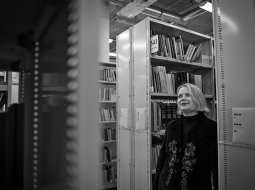 «Muižu bibliotēku tradīcija Latvijā ir aprauta, gribas to ratu pagriezt atpakaļ.» savu aizrautību skaidro Kristīne Zaļuma.  
Foto — Kristaps Kalns