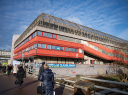 Rīgā viens no atsavināmajiem objektiem ir iepirkšanās centrs Titāniks iepretim autoostai. Īpašnieki jau vairākus gadus strīdas ar valsti, jo uzskata, ka viņiem piedāvā pārāk maz.
Foto — TVNET