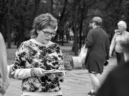 Inga Gaile Latvijas PEN zibakcijā pie Raiņa pieminekļa. 2019. gada 
11. septembris. 
Foto no Ingas Gailes privātā arhīva