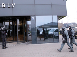 Valsts policijas pretterorisma vienības Omega pārstāvji ierodas bankas ABLV centrālajā ēkā, kur likumsargi 28. janvārī veica kratīšanu.
Foto — LETA