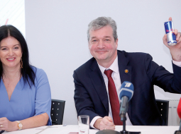 Labklājības ministre Ramona Petraviča un jaunais KPV LV priekšsēdētājs Atis Zakatistovs partijas kongresā. Kāds biedrs Zakatistovam uzdāvināja enerģijas dzērienu, jo līderis pēdējos gados nosirmojis.
Foto — LETA