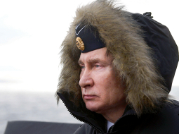 Krievijas prezidents Vladimirs Putins vēro jūras spēku mācības Melnajā jūrā pie Krimas pussalas šā gada 9. janvārī.
Foto — AP/Scanpix