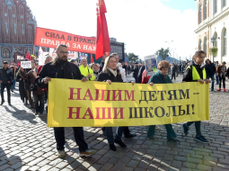 Pagājušā gada oktobrī Latvijas Krievu savienības organizētā akcijā pret izglītību valsts valodā. Foto: Zane Bitere, LETA
