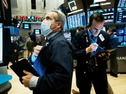 Piektdiena, 20. marts, bija pēdējā diena, kad brokeriem bija atļauts strādāt Ņujorkas biržas NYSE tirdzniecības zālē.
Lai ierobežotu koronavīrusa izplatīšanos, nākamajā nedēļā akciju tirgošana notika tikai elektroniski.
Foto — Scanpix