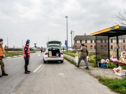 Armijas un policijas kontrolpostenis pie Kastiljone d’Ada pilsētas. Karantīnas zonā dzīvojošajiem atļauts ierasties autobusu pieturā, kur draugi, radi vai veikali atstājuši piegādāto pārtiku.
Foto — Scanpix