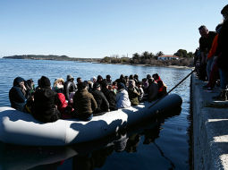 Naidīgi noskaņoti grieķi Lesbas salā ar kārti no ostas muliņa atgrūž kārtējo bēgļu laivu, kas ieradusies 1. martā.
Foto — AFP/Scanpix