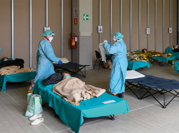 Pagaidu palātas ar koronavīrusu hospitalizēto pacientu aprūpei Brešas pilsētas slimnīcā, kas atrodas 90 km uz austrumiem no Milānas.
Foto — Scanpix