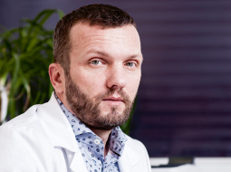 Medicīnas doktors Armands Sīviņš vada Latvijas Onkoloģijas centra Onkoķirurģijas klīniku.
Foto — Ieva Salmane