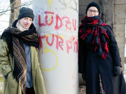 «Ielu uzraksti ir kā paralēla, mums līdzās eksistējoša pilsētas seja. Tā kaut mazliet, tomēr ietekmē to, kā konkrēto vietu uztveram un tajā jūtamies,» uzskata «ielu antropoloģes» Ilga un Mare.
Foto — Kristīne Madjare