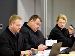 Prokurori Agris Skradailis (no kreisās), Kaspars Cakuls un Jekaterina Kušakova Zolitūdes traģēdijas krimināllietas tiesas laikā.
Foto — LETA