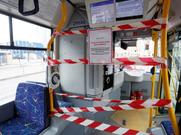 Vadītāju izolējoši norobežojumi Rīgas Satiksmes autobusā.
Foto — LETA