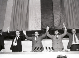 Lietuvas Augstākās Padomes prezidijs līksmo par neatkarības deklarācijas pieņemšanu 1990.  gada 11. martā. Vidū — AP priekšsēdētājs Vītauts Landsberģis.
Foto — Vladimirs Gulevičs, no Lietuvas Republikas Seima arhīva