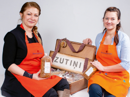 Zutiņu jaunās saimnieces Santa Meļķe un Rūta Beirote.
Foto — Ieva Salmane