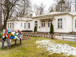 Vecāku mājas rekonstrukcijas konkursā pēdējā brīdī tika samainīts jau iesniegtais būvnieku pieteikums, uzpūšot tāmi par aptuveni 30 tūkstošiem eiro.
Foto — Lauris Aizupietis