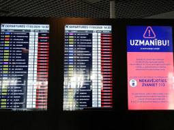 Jaunā koronavīrusa izraisītās slimības „Covid-19” izplatības mazināšanai uz ārkārtas situācijas laiku līdz 14.aprīlim apturēti visi starptautiskie avio reisi lidostā „Rīga”. Foto: Paula Čurkste, LETA