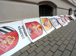 Protesta akcijā pie Saeimas ēkas - "Pret ATR". Foto: Edijs Pālens, LETA