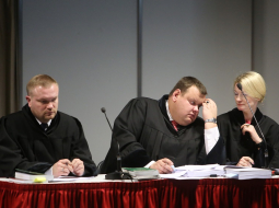 Rīgas tiesu apgabala prokuratūras prokurori Agris Skradailis (no kreisās), Kaspars Cakuls un Jekaterina Kušakova tiesas sēdes laikā. Foto: Evija Trifanova, LETA