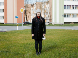Aprīļa sākumā uzdāvinājusi Ozolnieku novada sociālajiem darbiniekiem sejas maskas, Sintija atteicās no pateicības un sevis cildināšanas. «Tas nav nekas liels,» viņa paskaidroja, jo, pateicoties latviešu laipnībai, Latvijā un mazajos Ozolniekos jūtas kā mājās.
Foto — Billijs Locs