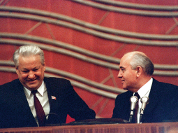 PSRS prezidents Mihails Gorbačovs (pa labi) un Krievijas Federācijas prezidents Boriss Jeļcins PSRS Tautas deputātu kongresā 1990. gada decembrī.
Foto — Imageforum