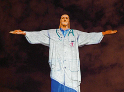 Uz Kristus statujas Riodežaneiro Lieldienās tika projicēts ārsta tērps.
Foto — Scanpix