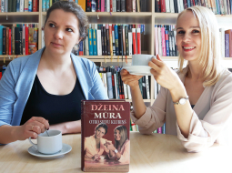 Ideja par izaicinājumu Atdzīvini grāmatu — interpretē vāku! radās Latgales Centrālās bibliotēkas bibliotekārei Tatjanai Tukānei (no kreisās), bet pirmās vāku interpretācijas radīja viņas kolēģe Inga Gedžūne.
Foto no Ingas Gedžūnes arhīva