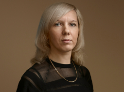 «Kad iztaujāju repatriācijas reisu pasažierus, bija salīdzinoši viegli atrast likumsakarības. Tagad, kad slimība izplatās Latvijas teritorijā, ir jau daudz grūtāk,» saka Sigita Geida.
Foto — Reinis Hofmanis
