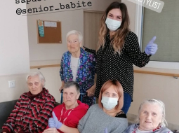Frizieres (ar sejas maskām) senioru mītnē Babītē kopā ar savām klientēm. Foto no Instagram